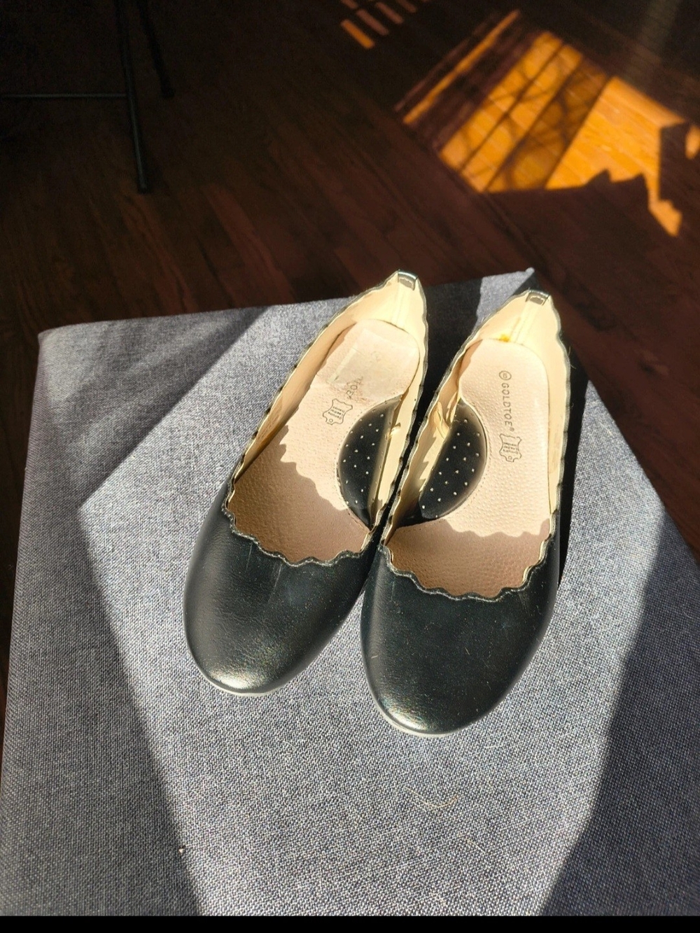 Gold Toe Black and Beige Scalloped Ballet Flats